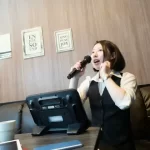 歌う女性
